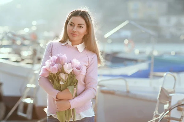 Schöne Frau Mit Tulpen Posiert Wasser — Stockfoto