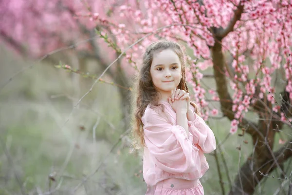 Красива Дівчинка Позує Відкритому Повітрі Саду Проти Квітучих Дерев — стокове фото