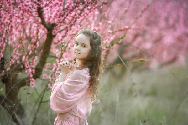 Mooi Meisje Poseren Buiten Tuin Tegen Bloeiende Bomen — Stockfoto