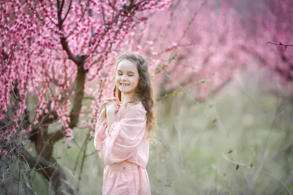 Beautiful Little Girl Posing Outdoor Garden Blossoming Trees — Stock Photo, Image