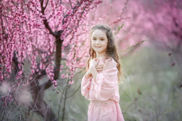 Schönes Kleines Mädchen Posiert Draußen Garten Vor Blühenden Bäumen — Stockfoto