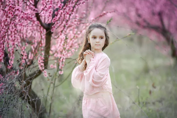 Bella Bambina Posa All Aperto Giardino Contro Gli Alberi Fiore — Foto Stock