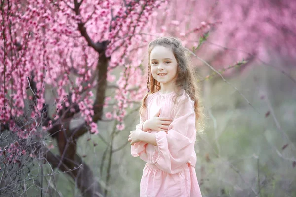 Schönes Kleines Mädchen Posiert Draußen Garten Vor Blühenden Bäumen — Stockfoto