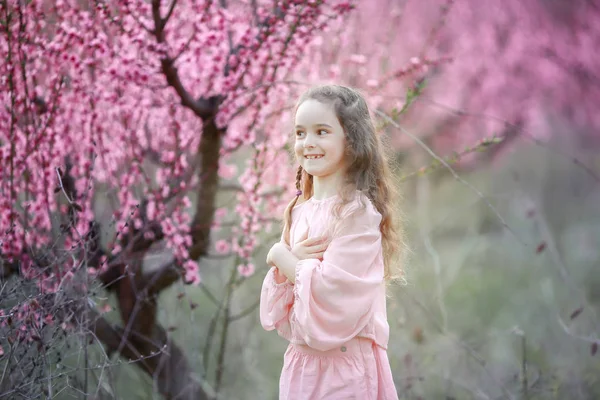 Schönes Kleines Mädchen Posiert Draußen Garten Vor Blühenden Bäumen — Stockfoto