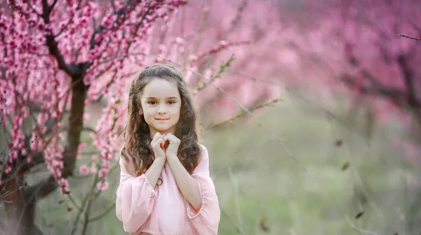 Mooi Meisje Poseren Buiten Tuin Tegen Bloeiende Bomen — Stockfoto