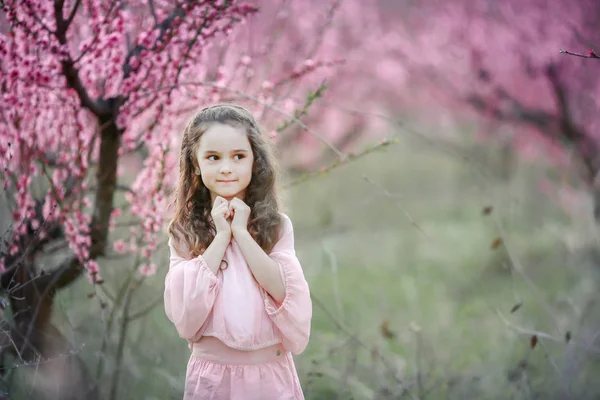 Bahçe Çiçek Açması Ağaçlar Karşı Açık Poz Güzel Küçük Kız — Stok fotoğraf