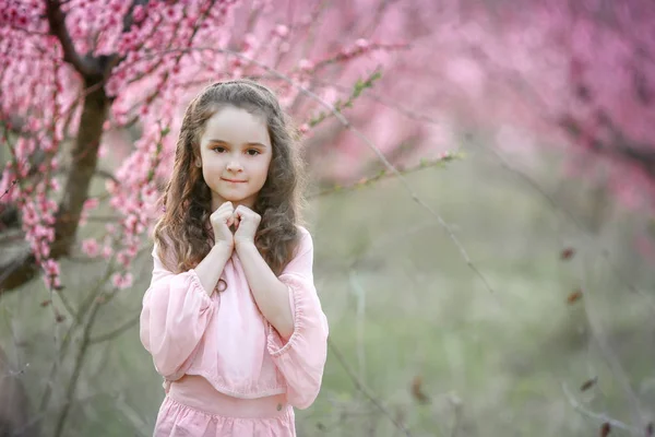 Bella Bambina Posa All Aperto Giardino Contro Gli Alberi Fiore — Foto Stock