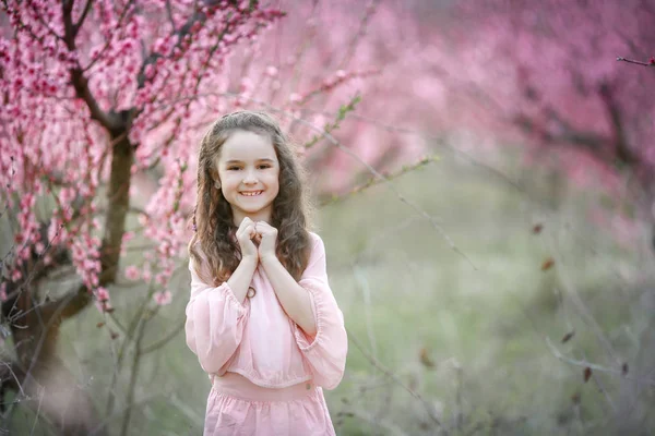 Mooi Meisje Poseren Buiten Tuin Tegen Bloeiende Bomen — Stockfoto