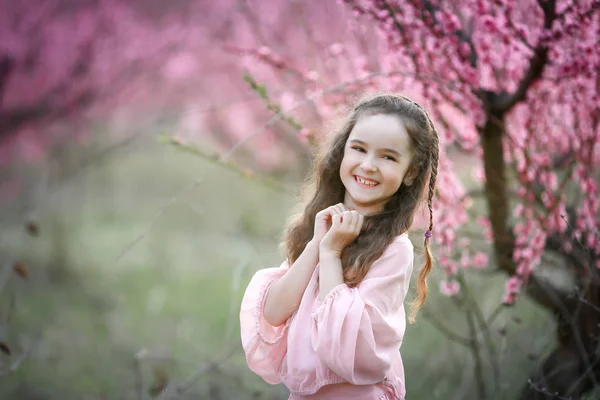 Bella Bambina Posa All Aperto Giardino Contro Gli Alberi Fiore — Foto Stock