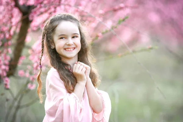 Bella Bambina Posa All Aperto Giardino Contro Gli Alberi Fiore — Foto Stock