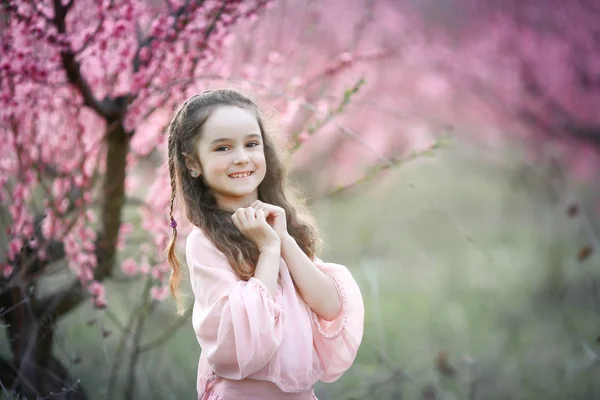 Bella Bambina Posa All Aperto Giardino Contro Gli Alberi Fiore — Foto Stock