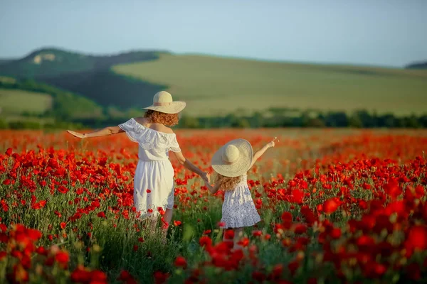 Madre Hija Posando Campo Amapola — Foto de Stock