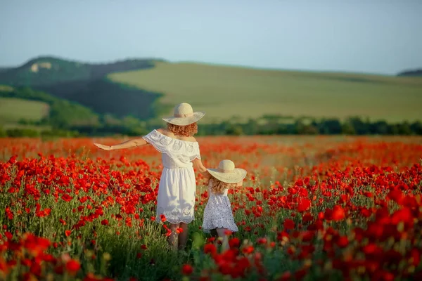 Madre Figlia Posa Sul Campo Papavero — Foto Stock