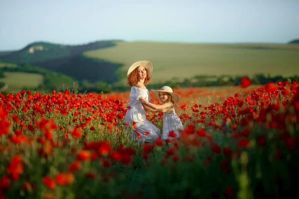 Madre Figlia Posa Sul Campo Papavero — Foto Stock