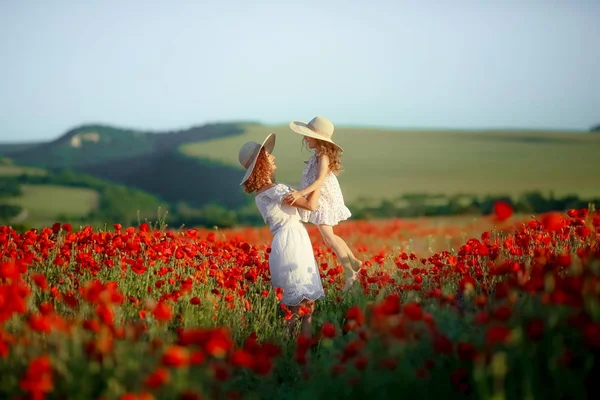 Mother Daughter Posing Poppy Field — Stock Photo, Image