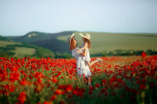 Hermosa Joven Con Hija Posando Campo Amapola —  Fotos de Stock