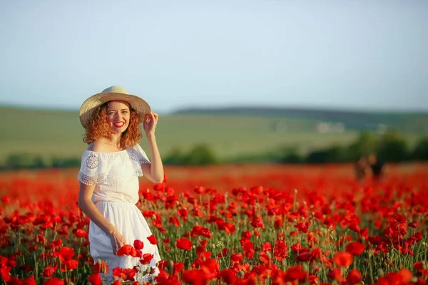 Молодая Красивая Женщина Позирует Маковом Поле Белом Платье Соломенной Шляпе — стоковое фото