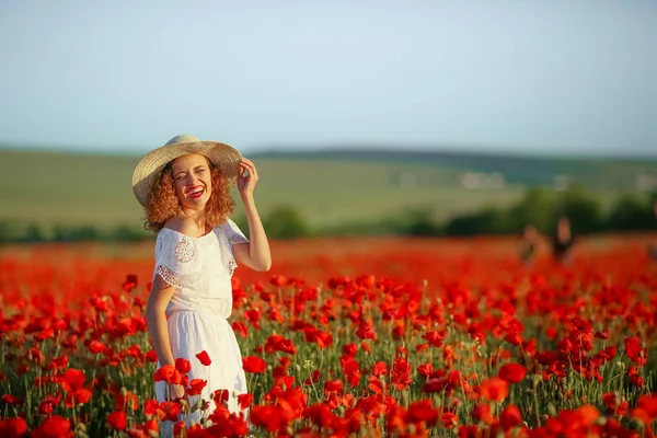 Joven Hermosa Mujer Posando Campo Amapola Con Vestido Blanco Sombrero — Foto de Stock