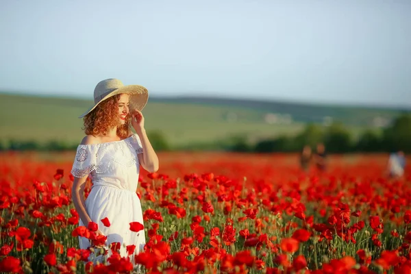 Joven Hermosa Mujer Posando Campo Amapola Con Vestido Blanco Sombrero — Foto de Stock