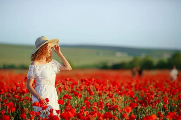 Joven Hermosa Mujer Posando Campo Amapola Con Vestido Blanco Sombrero — Foto de Stock