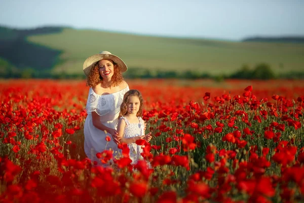 Mother Daughter Posing Poppy Field — Stock Photo, Image