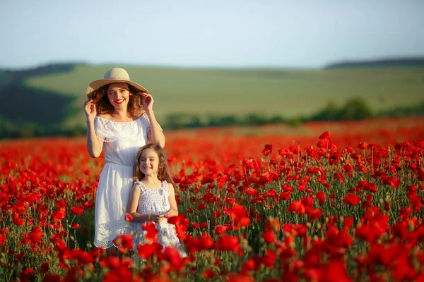 Madre Figlia Posa Sul Campo Papavero — Foto Stock