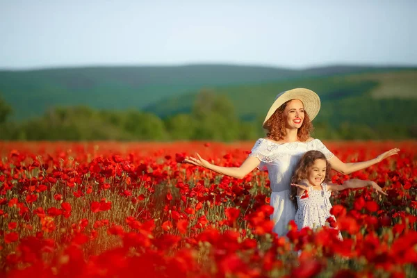 Mother Daughter Posing Poppy Field — Stock Photo, Image