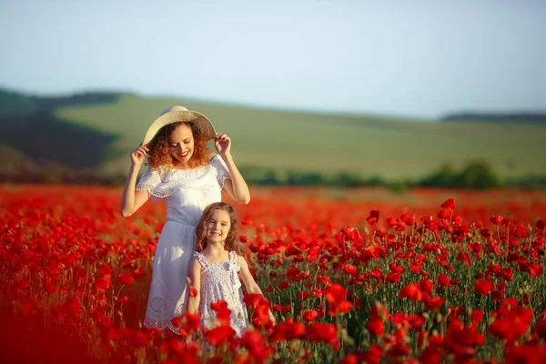 Madre Hija Posando Campo Amapola —  Fotos de Stock