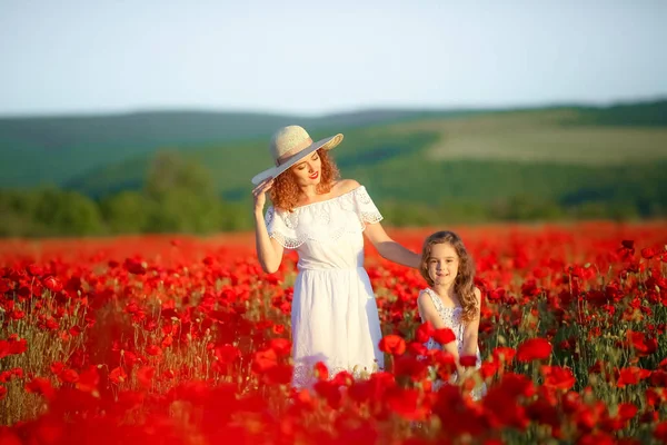 Mother Daughter Posing Poppy Field — Stock Photo, Image