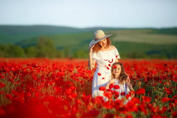母と娘のケシ畑でポーズ — ストック写真