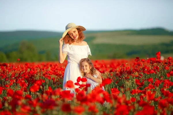 Mãe Filha Posando Campo Papoula — Fotografia de Stock