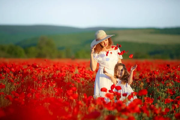 Madre Hija Posando Campo Amapola —  Fotos de Stock