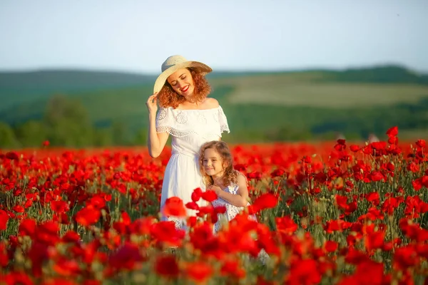 母亲和女儿在罂粟地里摆姿势 — 图库照片