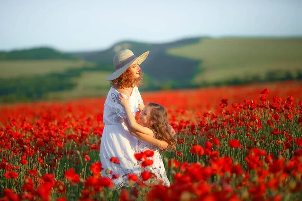 Mother Daughter Posing Poppy Field — Stock Photo, Image