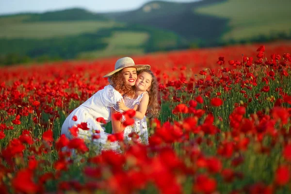 Mãe Filha Posando Campo Papoula — Fotografia de Stock