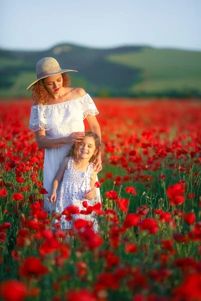 Mother Daughter Posing Poppy Field — Stock Photo, Image