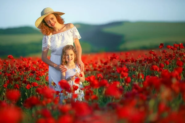 母亲和女儿在罂粟地里摆姿势 — 图库照片