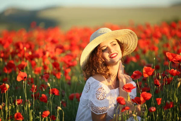 Joven Hermosa Mujer Posando Campo Amapola Con Vestido Blanco Sombrero —  Fotos de Stock