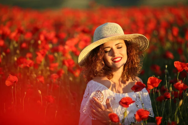 Tânără Femeie Frumoasă Pozând Câmp Mac Purtând Rochie Albă Pălărie — Fotografie, imagine de stoc
