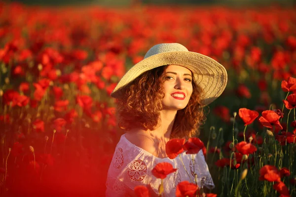 Junge Schöne Frau Posiert Auf Mohnfeld Weißem Kleid Und Strohhut — Stockfoto