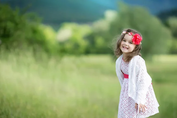 Мила Маленька Дівчинка Позує Відкритому Повітрі Полі — стокове фото