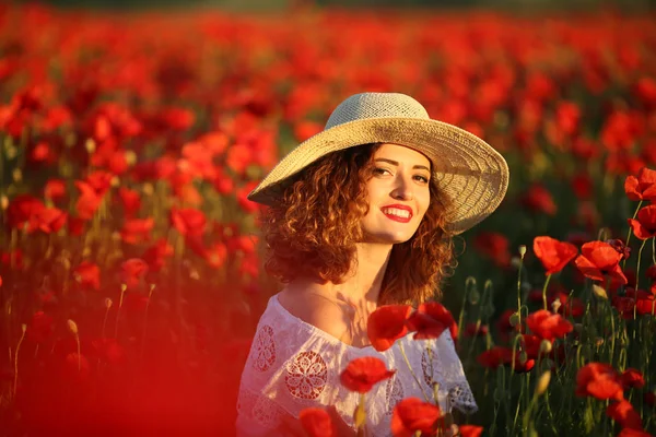 若い美しい女性が麦わら帽子でケシ畑のポーズ — ストック写真