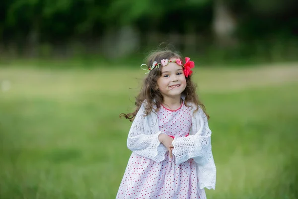 Aranyos Kis Lány Pózol Kint Mezőn — Stock Fotó