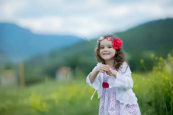 Bonito Menina Posando Livre Campo — Fotografia de Stock