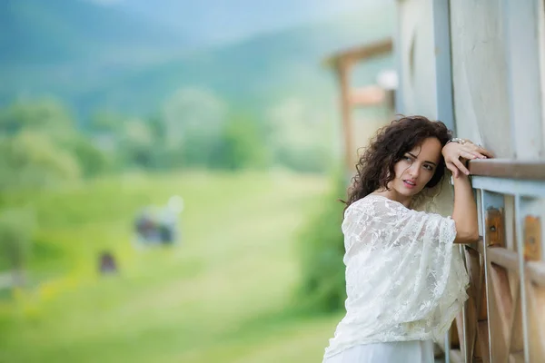 美しい女性が屋外長い白いドレスを着てポーズ — ストック写真