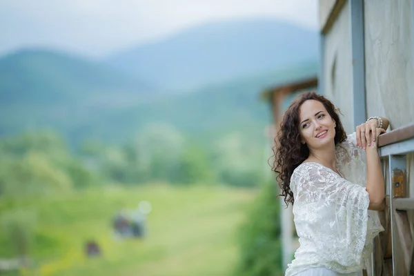 Красивая Женщина Позирует Открытом Воздухе Длинном Белом Платье — стоковое фото