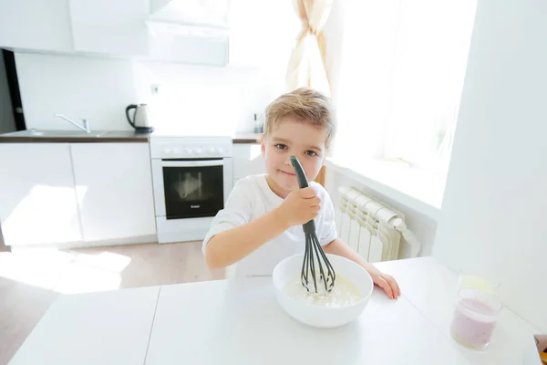 Schattige Kleine Jongen Keuken Poseren Met Keukengerei — Stockfoto