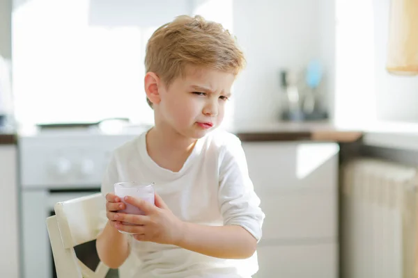 Niño Bebiendo Leche Cerca Retrato — Foto de Stock