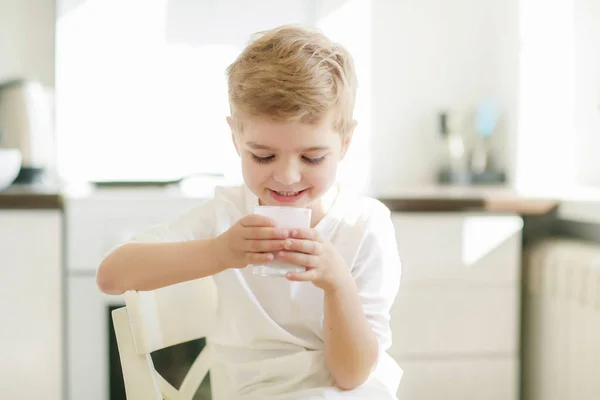 Niño Bebiendo Leche Cerca Retrato — Foto de Stock