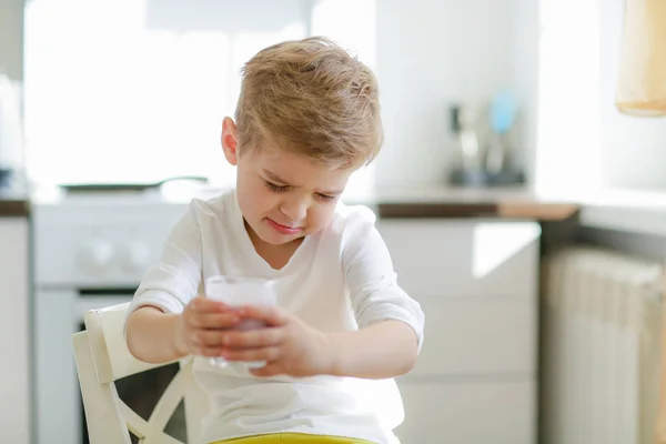 Niño Bebiendo Leche Cerca Retrato — Foto de Stock